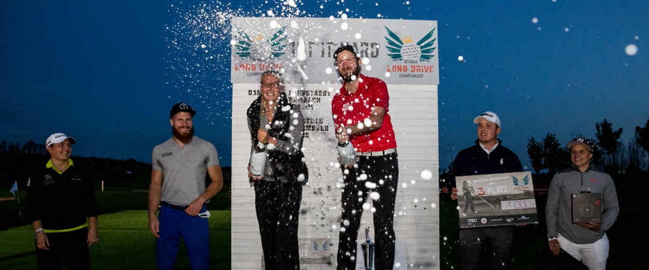 Lara Lehnstaedt und Anton Kirstein feiern ihren Sieg bei der German Long Drive Championship mit einer ordentlichen Champagnerdusche. (Foto: DGS) Lara Lehnstaedt und Anton Kirstein feiern ihren Sieg bei der German Long Drive Championship mit einer ordentlichen Champagnerdusche. (Foto: DGS)