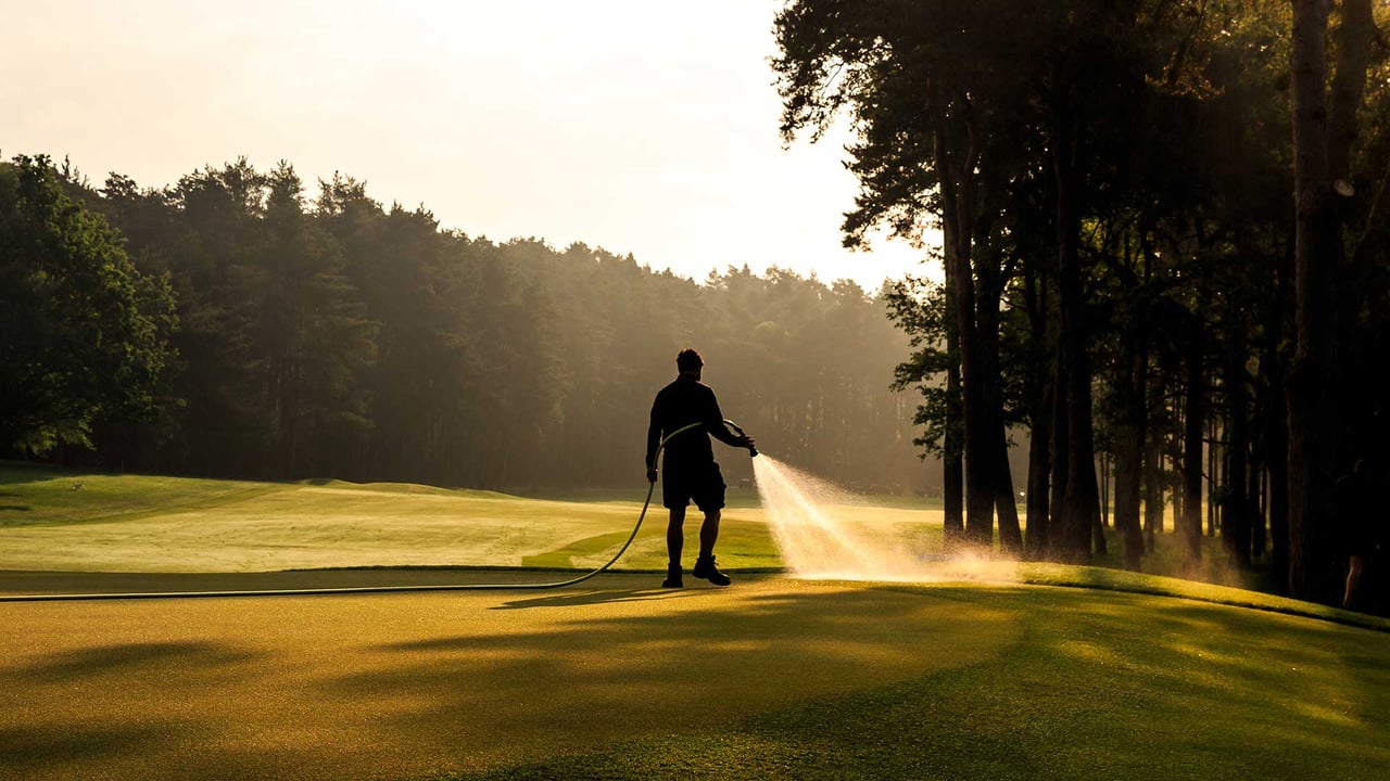 Greenkeeper bei der morgendlichen Arbeit. (Foto: Getty) Greenkeeper bei der morgendlichen Arbeit. (Foto: Getty)
