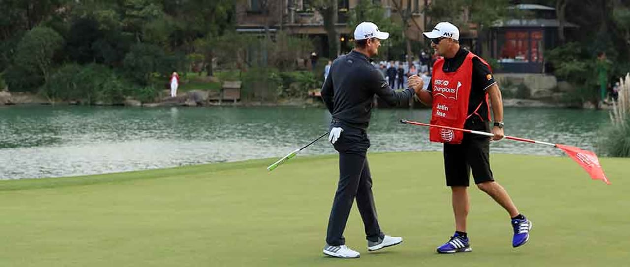 Justin Rose feiert mit seinem Caddie den Gewinn der WGC - HSBC Champions. (Foto: Getty) Justin Rose feiert mit seinem Caddie den Gewinn der WGC - HSBC Champions. (Foto: Getty)