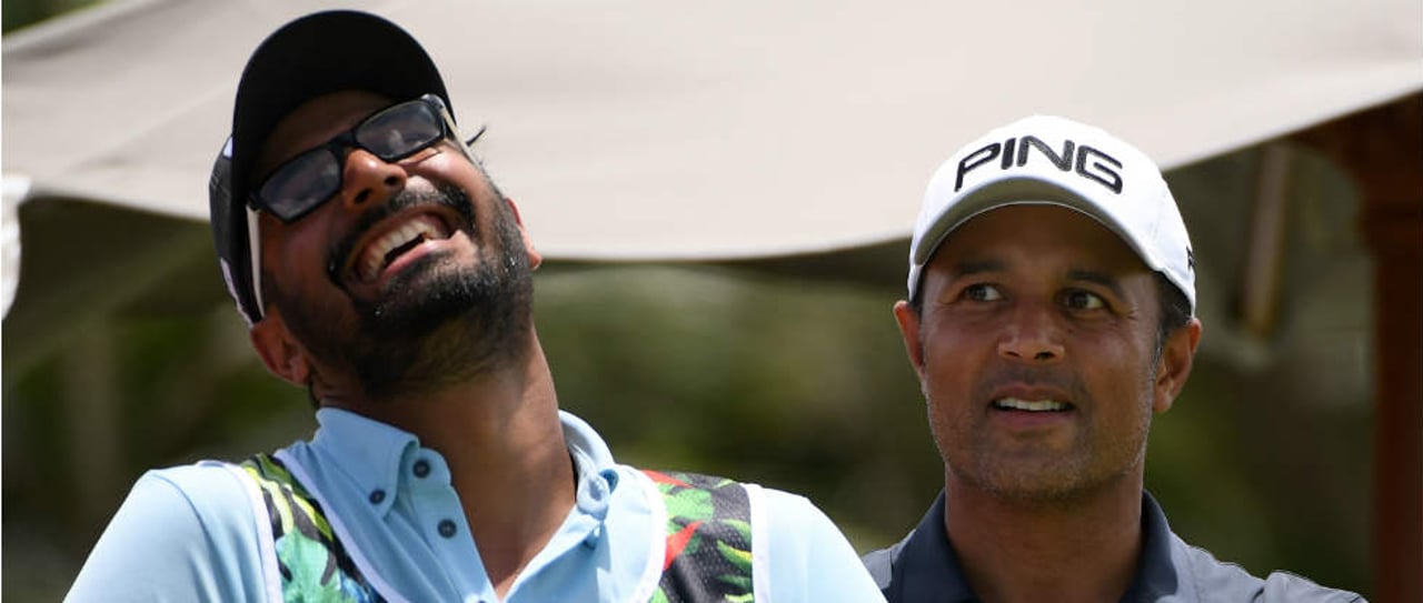 Arjun Atwal und sein Caddy scherzen zu Beginn des Moving Days der Mauritius Open. (Foto: Getty) Arjun Atwal und sein Caddy scherzen zu Beginn des Moving Days der Mauritius Open. (Foto: Getty)