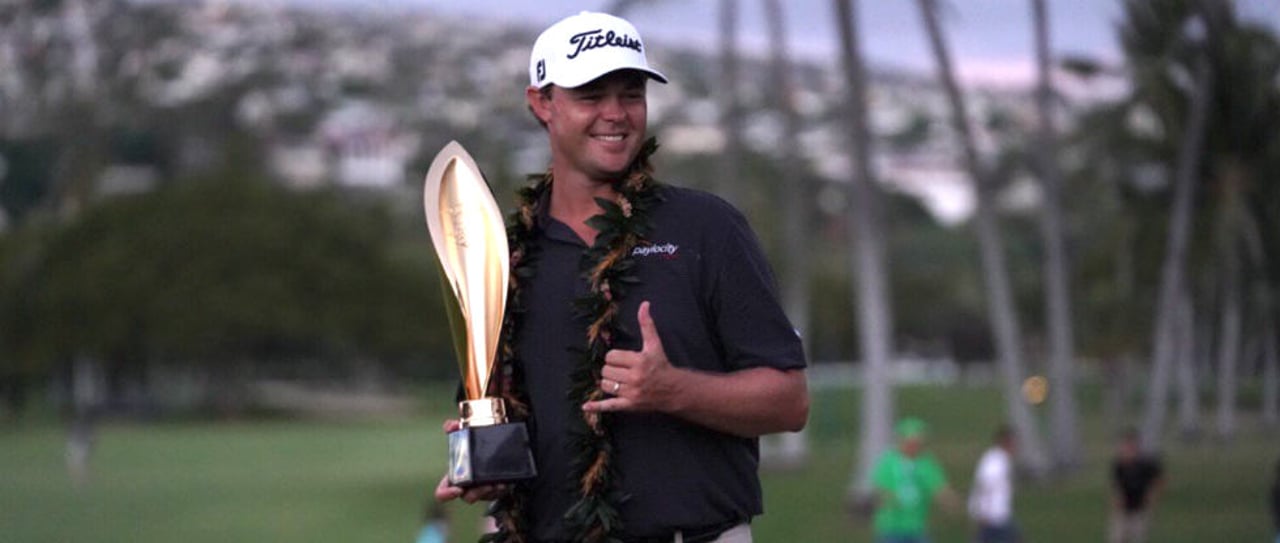 Ganz lässig: Patton Kizzire feiert seinen Sieg bei der Sony Open auf Hawaii. (Foto: twitter.com/PGATOUR) Ganz lässig: Patton Kizzire feiert seinen Sieg bei der Sony Open auf Hawaii. (Foto: twitter.com/PGATOUR)