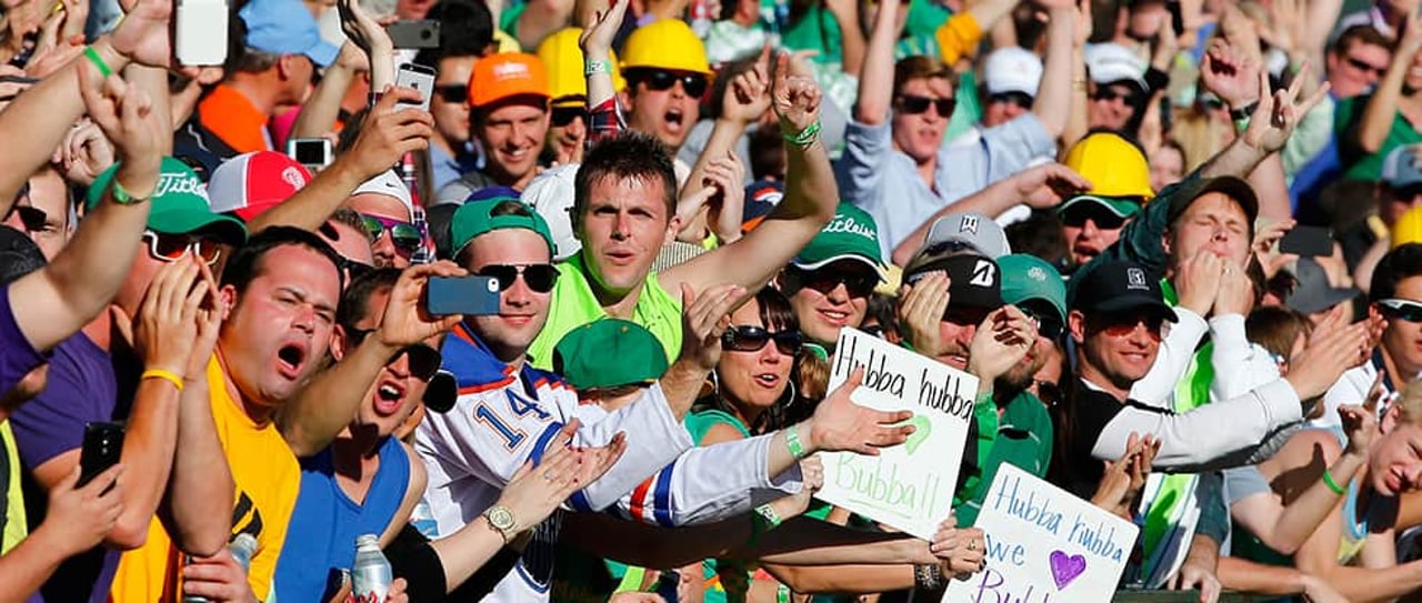 Hier geht die Lutzi ab: Am 16. Loch ist immer was los. (Foto: Getty) Hier geht die Lutzi ab: Am 16. Loch ist immer was los. (Foto: Getty)