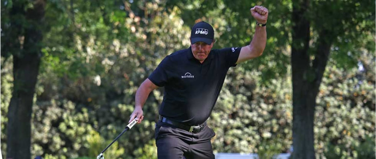 Phil Mickelson schlägt im Playoff bei der World Golf Championship Justin Thomas. (Foto: Getty) Phil Mickelson schlägt im Playoff bei der World Golf Championship Justin Thomas. (Foto: Getty)