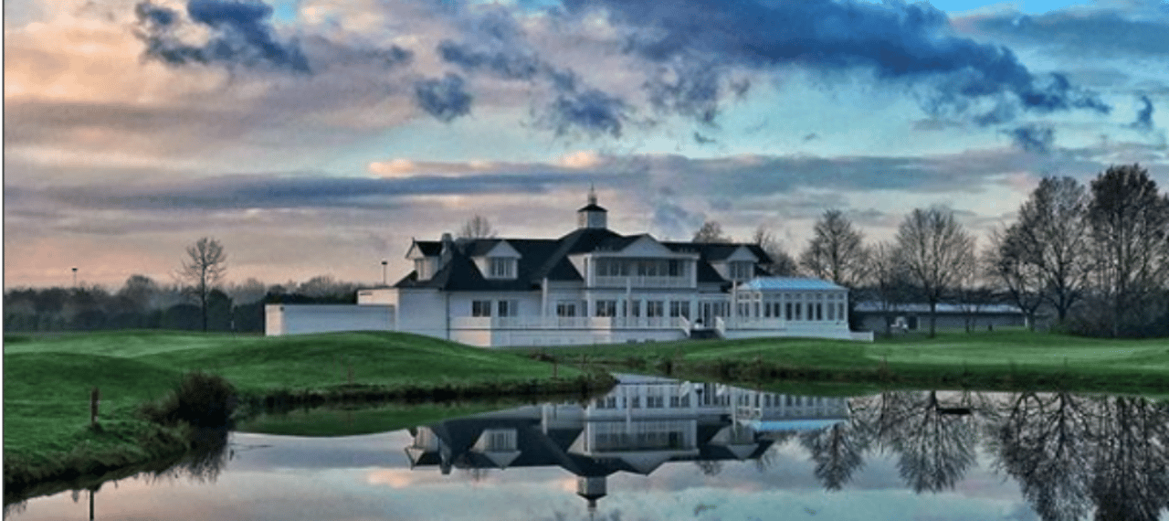 Clubhaus im amerikanischen Landhausstil im V-Golf St. Urbanus. (Foto: Instagram.com / eligopics) Clubhaus im amerikanischen Landhausstil im V-Golf St. Urbanus. (Foto: Instagram.com / eligopics)