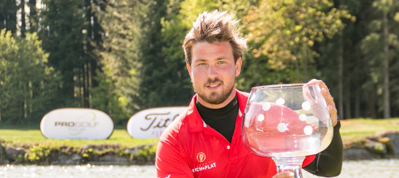 Mathieu Decottignies Lafon krönte auf der Pro Golf Tour unverhofft zum Sieger der Haugschlag NÖ Open 2018. (Foto: Pro Golf Tour) Mathieu Decottignies Lafon krönte auf der Pro Golf Tour unverhofft zum Sieger der Haugschlag NÖ Open 2018. (Foto: Pro Golf Tour)