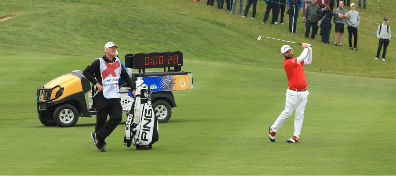Beim GolfSixes wurde die Shot Clock an einem Loch schon getestet. Ab Donnerstag wird jeder Spieler bei jedem Schlag eine Solche Uhr hinter sich haben. (Foto: Getty) Beim GolfSixes wurde die Shot Clock an einem Loch schon getestet. Ab Donnerstag wird jeder Spieler bei jedem Schlag eine Solche Uhr hinter sich haben. (Foto: Getty)