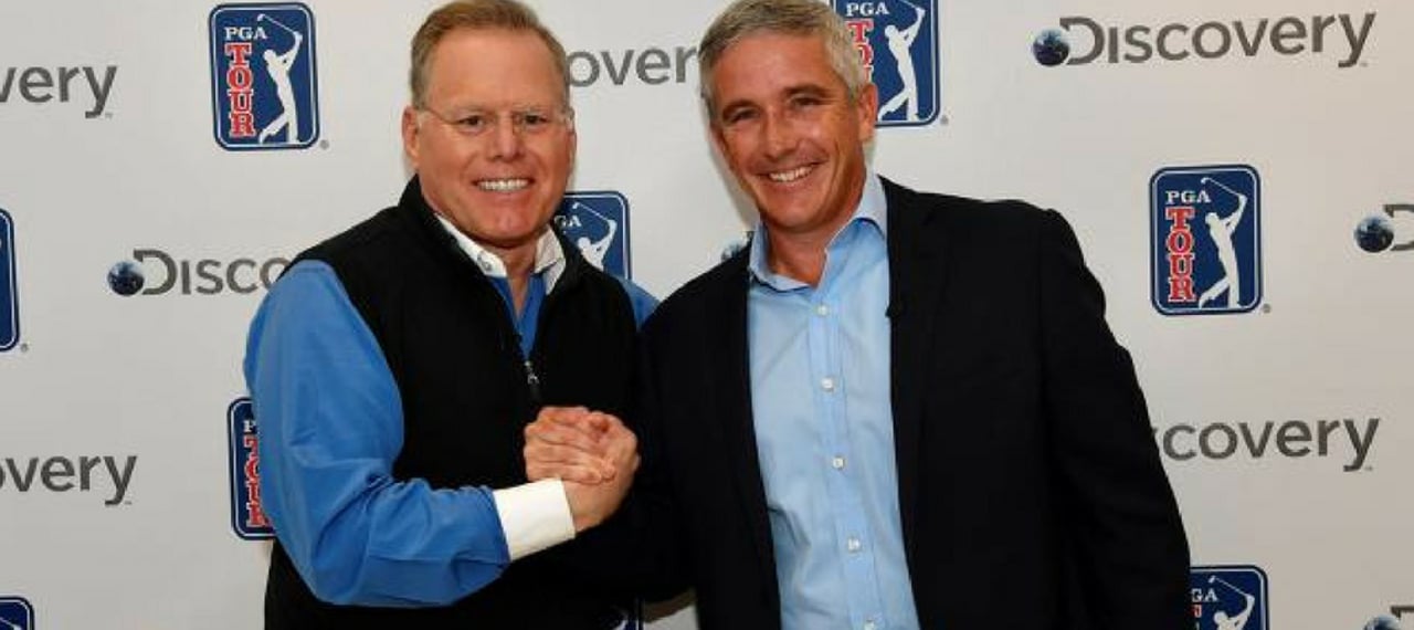 Discovery CEO David Zaslav (li.) zusammen mit PGA TOUR Commissioner Jay Monahan (re.), nach erfolgreichem Abschluss des Deals. (Foto: twitter.com / @33signals) Discovery CEO David Zaslav (li.) zusammen mit PGA TOUR Commissioner Jay Monahan (re.), nach erfolgreichem Abschluss des Deals. (Foto: twitter.com / @33signals)
