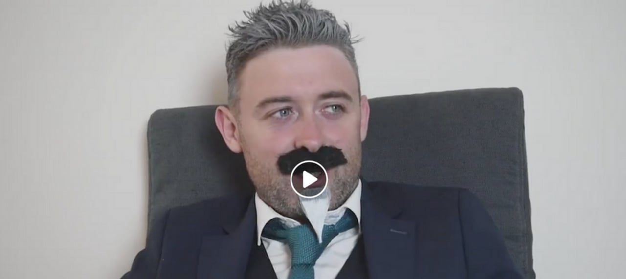 David Feherty alias Connor Moore mimt nach dem Aus von Sergio Garcia und Ian Poulter bei der Open Championship 2018 den Psychiater. (Foto: facebook.com/GolfChannel) David Feherty alias Connor Moore mimt nach dem Aus von Sergio Garcia und Ian Poulter bei der Open Championship 2018 den Psychiater. (Foto: facebook.com/GolfChannel)