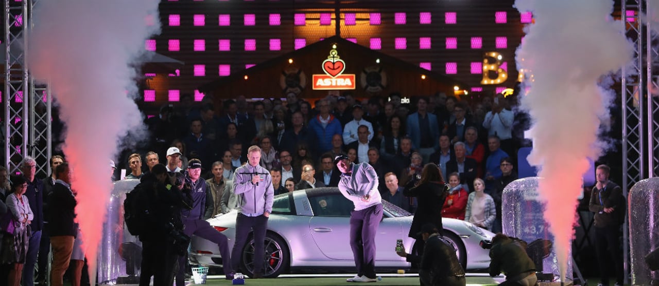 Schon im vergangenen Jahr wurde die Reeperbahn von Porsche zum "Mini-Golfplatz" umfunktioniert. (Foto: Getty) Schon im vergangenen Jahr wurde die Reeperbahn von Porsche zum "Mini-Golfplatz" umfunktioniert. (Foto: Getty)