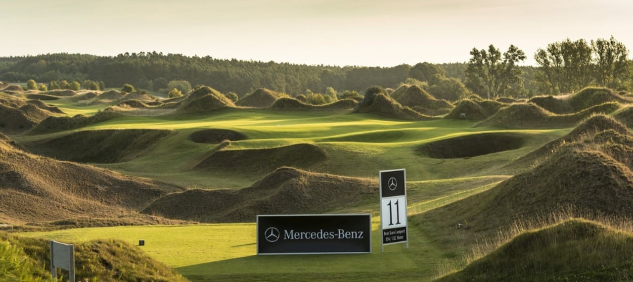Hier zeigt sich WINSTONlinks noch von seiner schönen Seite, im Turnierverlauf zeigte der Platz jedoch seine Zähne (Foto: Mercedes-Benz) Hier zeigt sich WINSTONlinks noch von seiner schönen Seite, im Turnierverlauf zeigte der Platz jedoch seine Zähne (Foto: Mercedes-Benz)