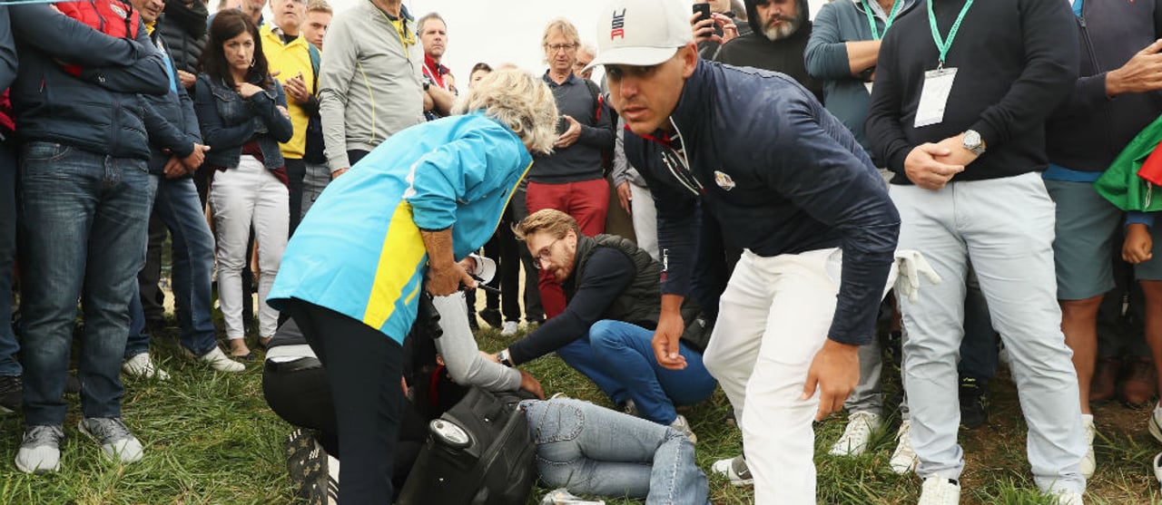 Brooks Koepka erkundigt sich nach der Zuschauerin, die er mit seinem Abschlag im Gesicht traf. (Foto: Getty) Brooks Koepka erkundigt sich nach der Zuschauerin, die er mit seinem Abschlag im Gesicht traf. (Foto: Getty)