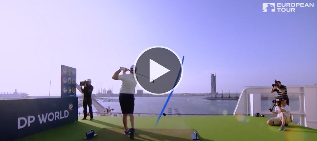 Jon Rahm versucht vom Deck der Queen Elizabeth 2 eines der vorgegeben Ziele zu treffen. (Foto: Twitter / @europeantour) Jon Rahm versucht vom Deck der Queen Elizabeth 2 eines der vorgegeben Ziele zu treffen. (Foto: Twitter / @europeantour)