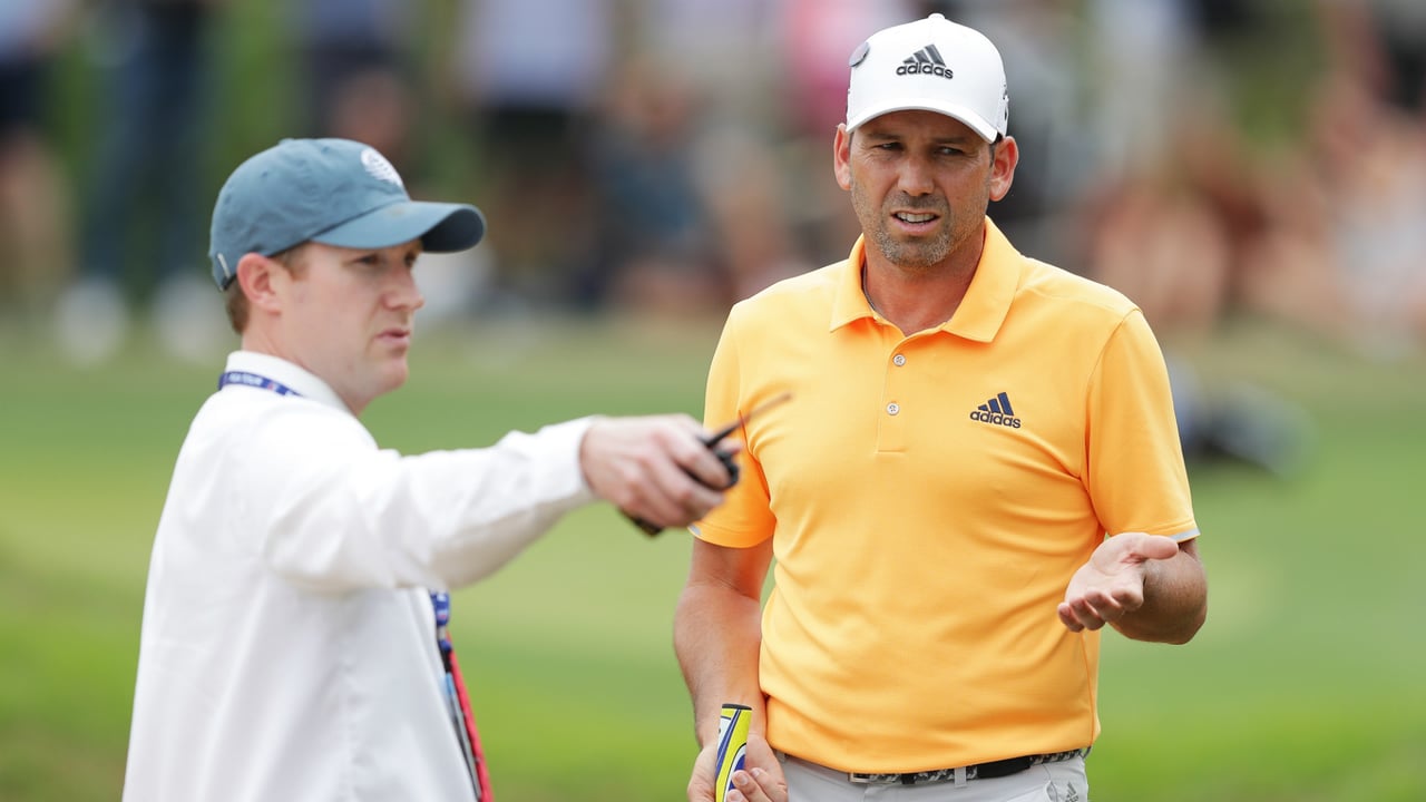 Sergio Garcia spricht mit einem Regelhüter. Ab 2019 ändern sich grundlegende Golfregeln. (Foto: Getty) Sergio Garcia spricht mit einem Regelhüter. Ab 2019 ändern sich grundlegende Golfregeln. (Foto: Getty)