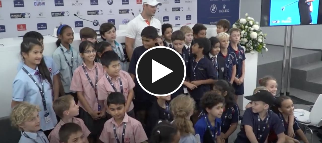 Martin Kaymer mit seinen jüngsten Fans bei der Pressekonferenz. (Foto: Facebook/@MartinKaymer) Martin Kaymer mit seinen jüngsten Fans bei der Pressekonferenz. (Foto: Facebook/@MartinKaymer)