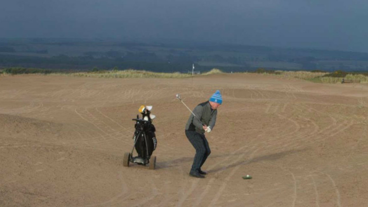 Das zweite Fairway des Montrose Golf Links ist nach einem Sturm vollkommen von Sand bedeckt. (Foto: Twitter.com/@GOLF_com)