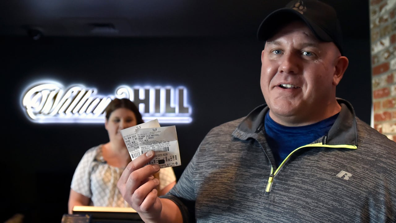 James Adducci gewann dank Tiger Woods mehr als eine Millin Dollar, nun "investiert" er weiter in den Erfolg des Superstars. (Foto: Getty) James Adducci gewann dank Tiger Woods mehr als eine Millin Dollar, nun "investiert" er weiter in den Erfolg des Superstars. (Foto: Getty)