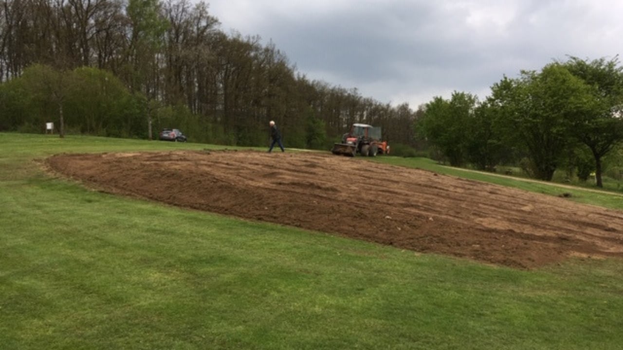 Platzarbeiten im GC Repetal Südsauerland aufgrund von zahlreichen Wildschweinschäden. (Bild: GC Repetal)