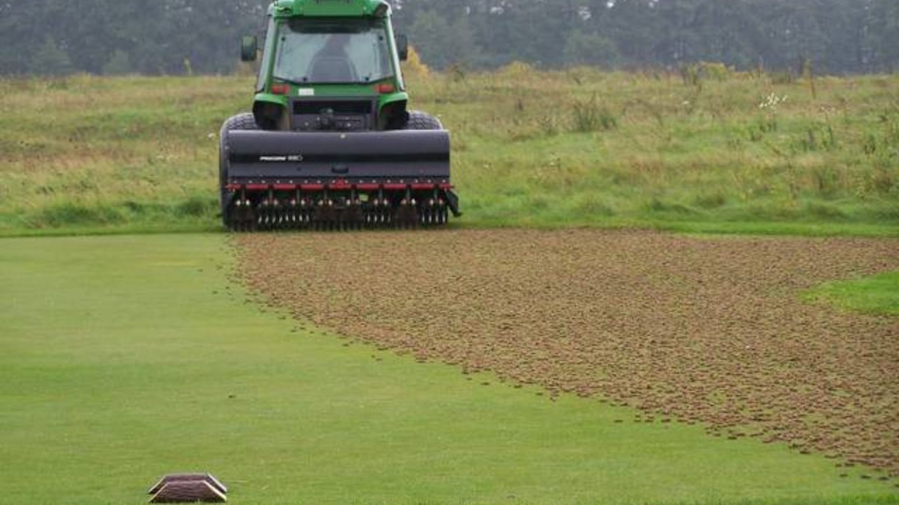 Platzpflegearbeiten auf dem Nordplatz des GCC Seddiner See. (Bild: GCC Seddiner See)