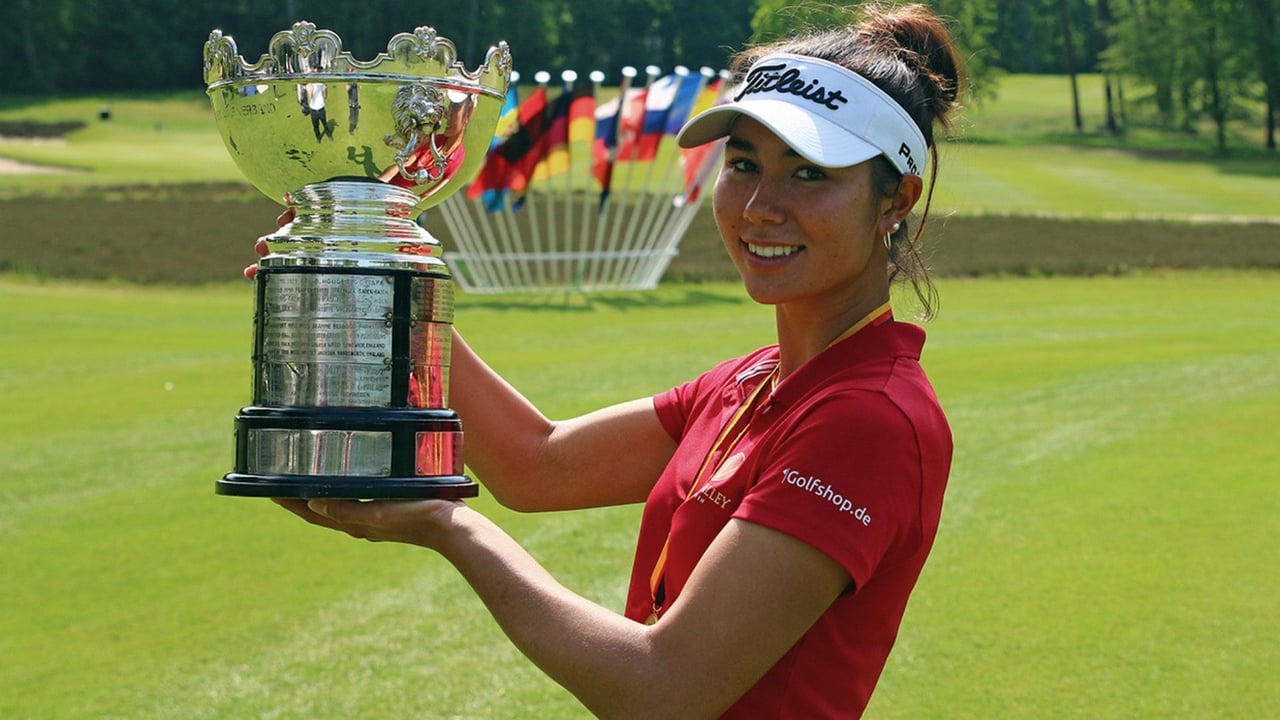 Sarina Schmidt vom GC München Valley gewinnt im Hamburger GC Falkenstein mit der 79. IAM ihren bislang größten Titel (Foto: DGV/stebl) Sarina Schmidt vom GC München Valley gewinnt im Hamburger GC Falkenstein mit der 79. IAM ihren bislang größten Titel (Foto: DGV/stebl)