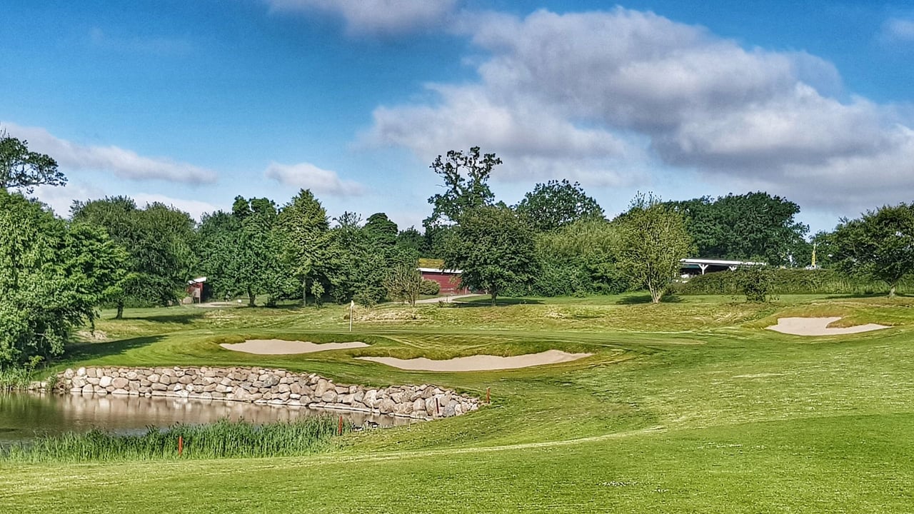 Signature Hole einer neuen Ära: Die künftige Schlussbahn der Golfanlage Hohwacht hat bereits ihr Facelift bekommen. (Bildquelle: Golfanlage Hohwacht) Signature Hole einer neuen Ära: Die künftige Schlussbahn der Golfanlage Hohwacht hat bereits ihr Facelift bekommen. (Bildquelle: Golfanlage Hohwacht)