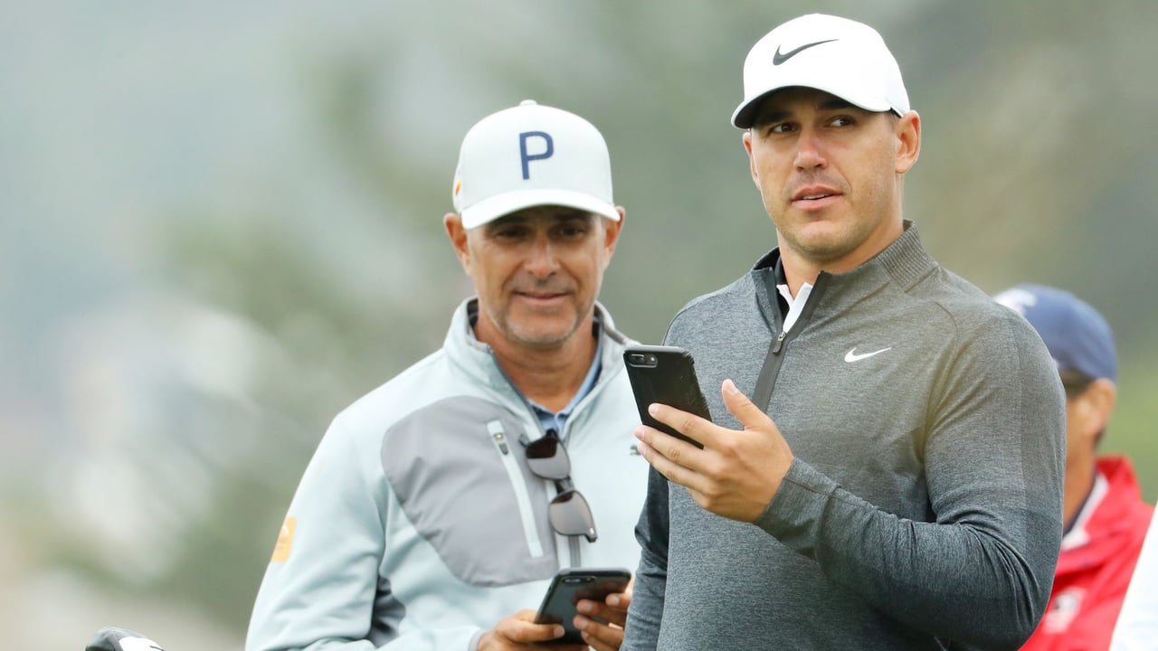 Brooks Koepka im Vorfeld der US Open 2019. Hinter ihm sein Schwungcoach: Claude Harmon III. (Foto: Getty) Brooks Koepka im Vorfeld der US Open 2019. Hinter ihm sein Schwungcoach: Claude Harmon III. (Foto: Getty)