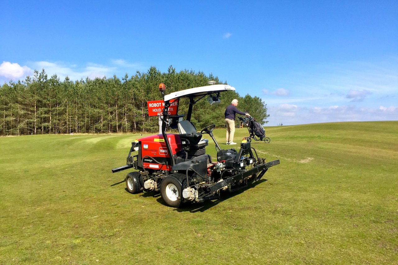 Kollege Maschine bei der Arbeit: Auf dem Golfkurs The Links Valley in Ermelo/Niederlande ist ein autonomer Fairway-Mäher im Einsatz. (Foto: MichaelF. Basche) Kollege Maschine bei der Arbeit: Auf dem Golfkurs The Links Valley in Ermelo/Niederlande ist ein autonomer Fairway-Mäher im Einsatz. (Foto: MichaelF. Basche)