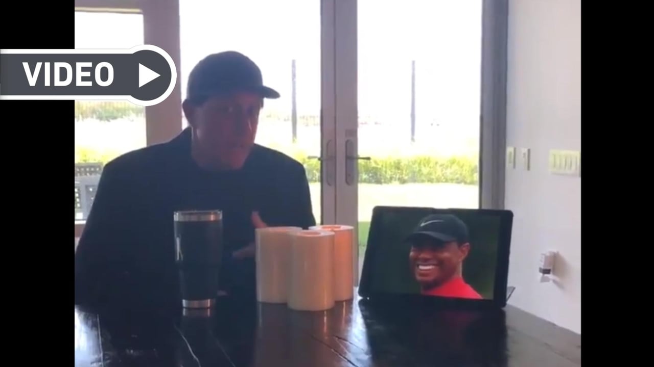 In Ausgabe vier von "Phireside with Phil" erzählt er von einem seiner Triumphe über Tiger Woods. (Foto: Twitter / @PhilMickelson)