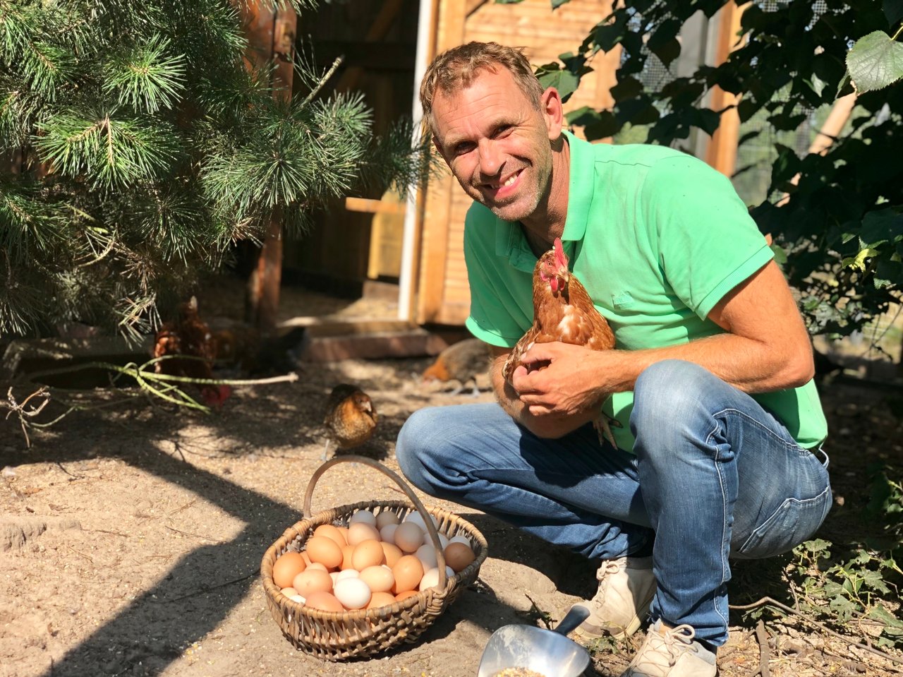 Ein Mann und seine Hühner: Green-Eagle-Patron Michael Blesch in "Bleschi's Chicken Club". Das war der Anfang vom Nachhaltigkeitskonzept "Green Eagle Nature". (Foto: Green Eagle Golf Courses)