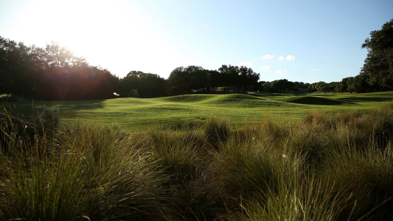 Das opulente Kaleidoskop der Herbstfarben lockt uns raus mit Schlägern und Ball. (Foto: Getty) Das opulente Kaleidoskop der Herbstfarben lockt uns raus mit Schlägern und Ball. (Foto: Getty)