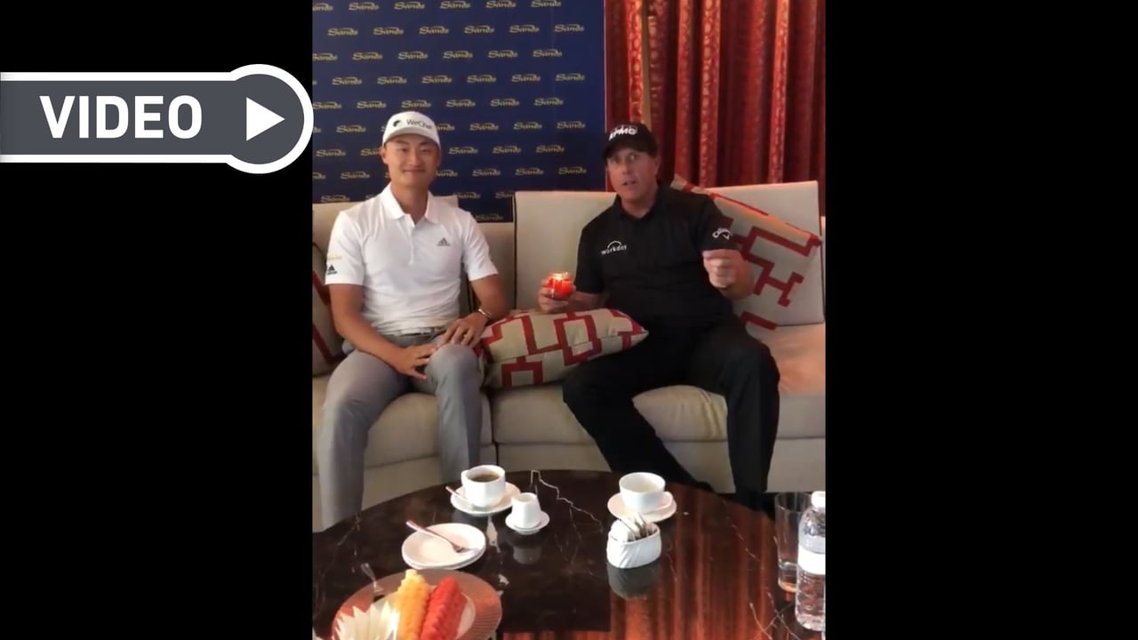 "Phireside with Phil" - Diese Woche ist Haotong Li zu Gast bei Phil Mickelson. (Foto: Twitter.com/@PhilMickelson) "Phireside with Phil" - Diese Woche ist Haotong Li zu Gast bei Phil Mickelson. (Foto: Twitter.com/@PhilMickelson)