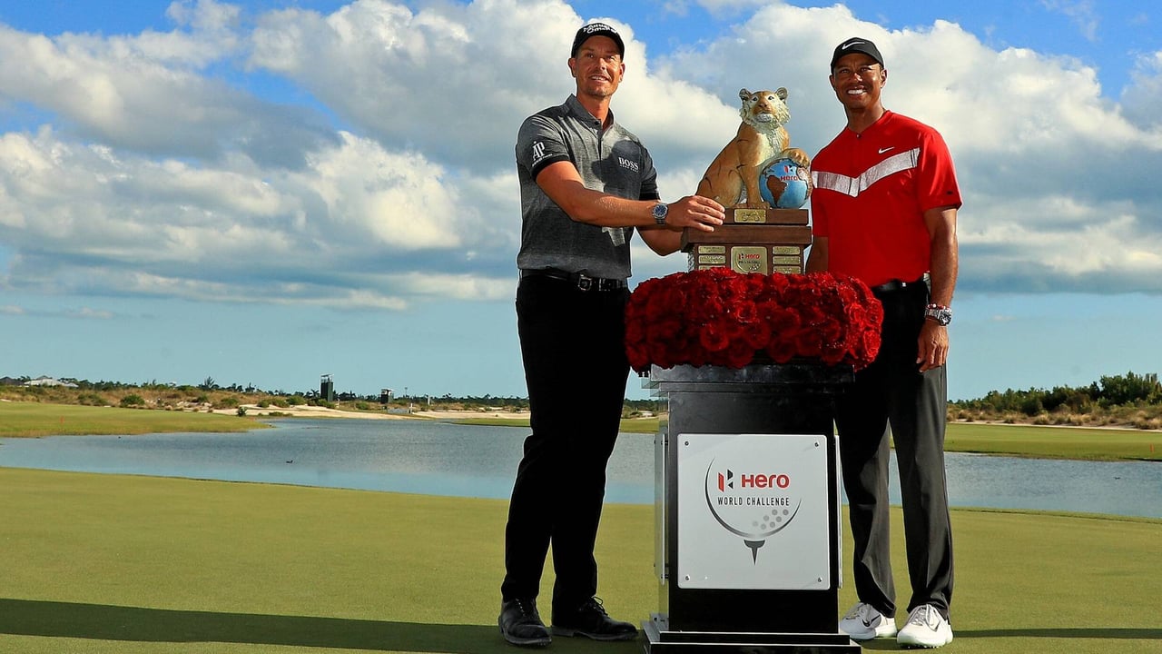 Henrik Stenson (li.) feiert seinen ersten Titel in diesem Jahr und bekommt die Trophäe von Tiger Woods (re.) übergeben. (Foto: Getty) Henrik Stenson (li.) feiert seinen ersten Titel in diesem Jahr und bekommt die Trophäe von Tiger Woods (re.) übergeben. (Foto: Getty)