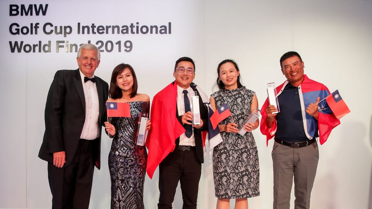 Colin Montgomerie mit den Siegern des BMW Golf Cup International Weltfinals aus Taiwan. (Foto: BMW) Colin Montgomerie mit den Siegern des BMW Golf Cup International Weltfinals aus Taiwan. (Foto: BMW)