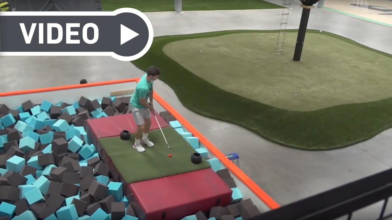 Die Jungs von Dude Perfect vertreiben sich und uns die Zeit mit Indoor-Golf (Foto: YouTube.com/DudePerfect)