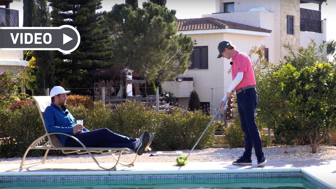 Birdietrain zeigt, wie man zu Hause mit Haushaltsgeräten seinen Golfschwung trainieren kann. (Foto: Youtube/Birdietrain) Birdietrain zeigt, wie man zu Hause mit Haushaltsgeräten seinen Golfschwung trainieren kann. (Foto: Youtube/Birdietrain)