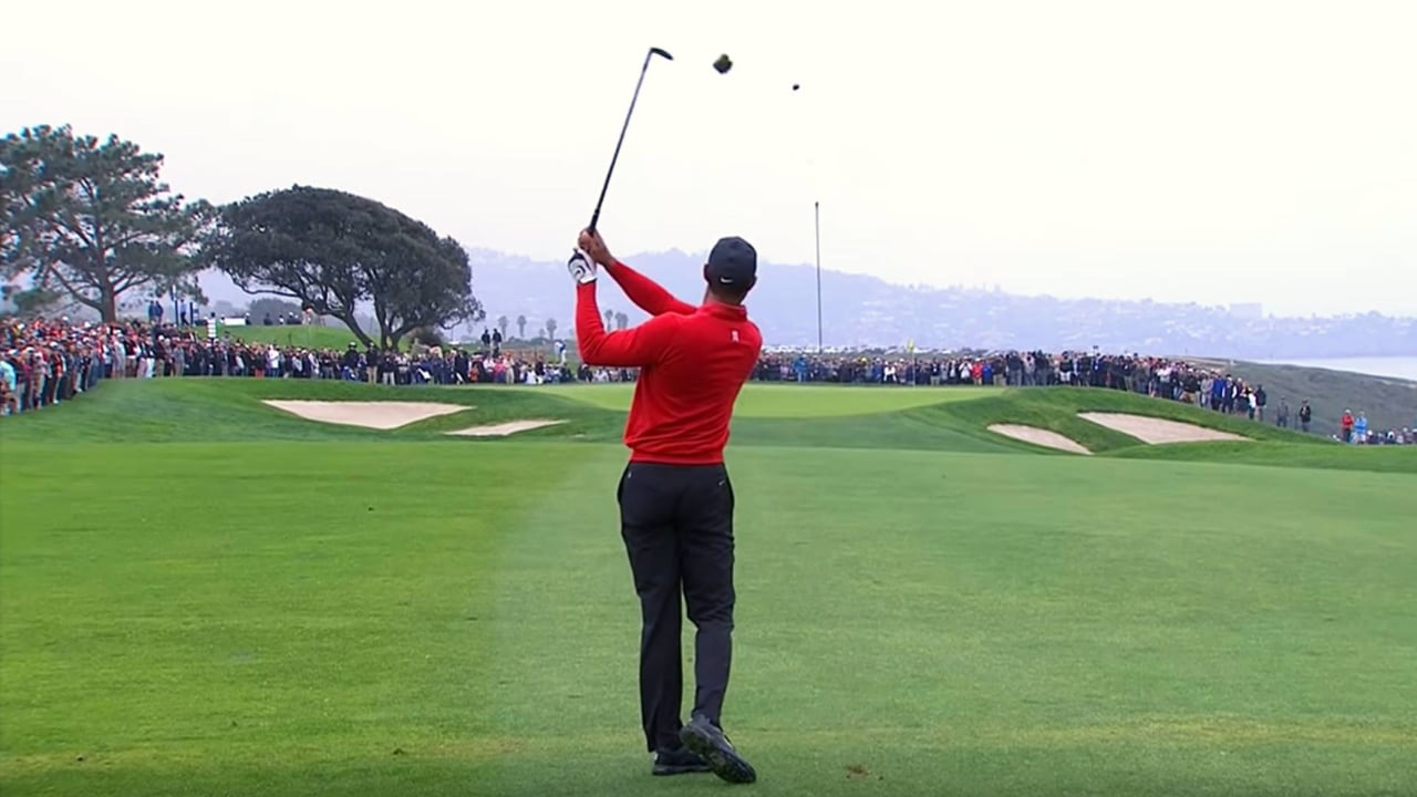 Tiger Woods mit einem der kuriosesten Schläge der Saison auf der PGA Tour. (Foto: Youtube / PGA Tour) Tiger Woods mit einem der kuriosesten Schläge der Saison auf der PGA Tour. (Foto: Youtube / PGA Tour)