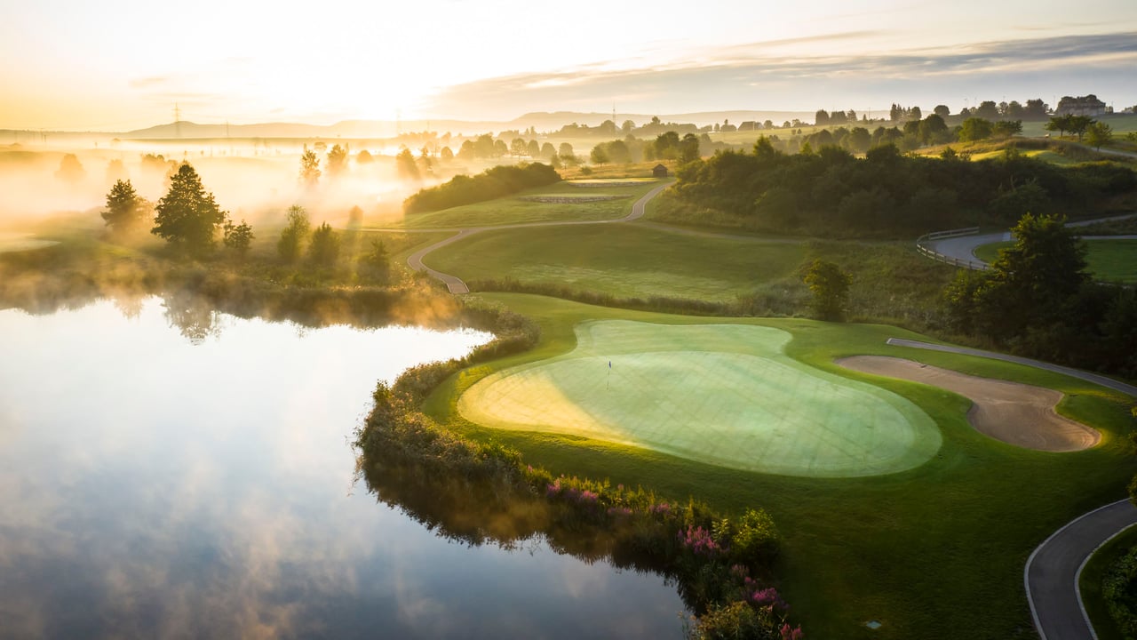 In Schuss gehalten werden die 45 Golfbahnen trotz Corona-Krise (Foto: Öschberghof) In Schuss gehalten werden die 45 Golfbahnen trotz Corona-Krise (Foto: Öschberghof)