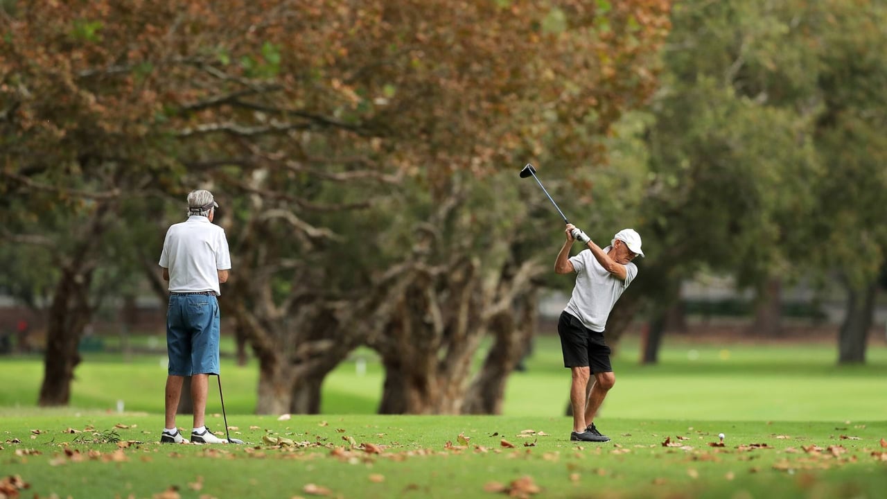 Angesichts Corona, mach es wie diese beiden Herren: Sei umsichtig und halte Abstand. (Foto: Getty) Angesichts Corona, mach es wie diese beiden Herren: Sei umsichtig und halte Abstand. (Foto: Getty)