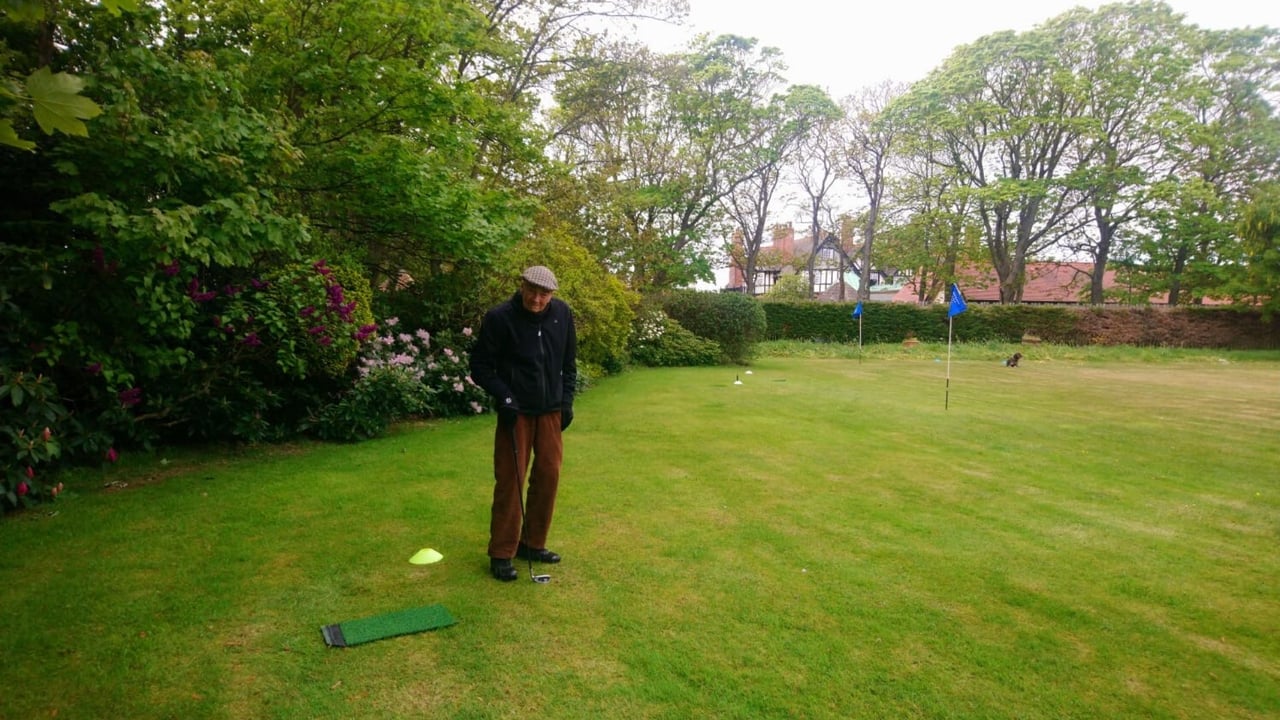 Jan Collins auf seinem eigenen kleinen Golfplatz (Foto: Twitter.com/MarieCurieSCO) Jan Collins auf seinem eigenen kleinen Golfplatz (Foto: Twitter.com/MarieCurieSCO)