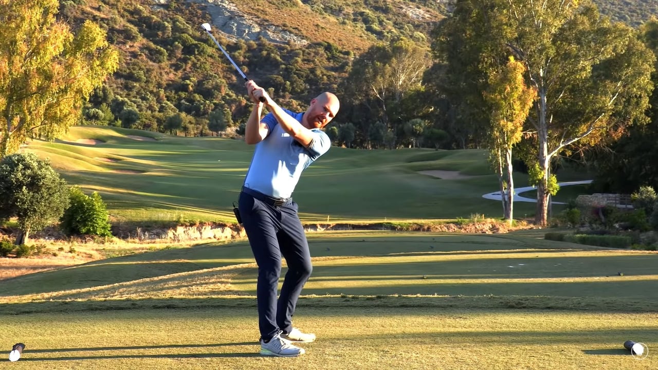 Birdietrain verrät wie man die rechte Schulter im Abschwung am besten einsetzt. (Foto: YouTube/Screenshot) Birdietrain verrät wie man die rechte Schulter im Abschwung am besten einsetzt. (Foto: YouTube/Screenshot)