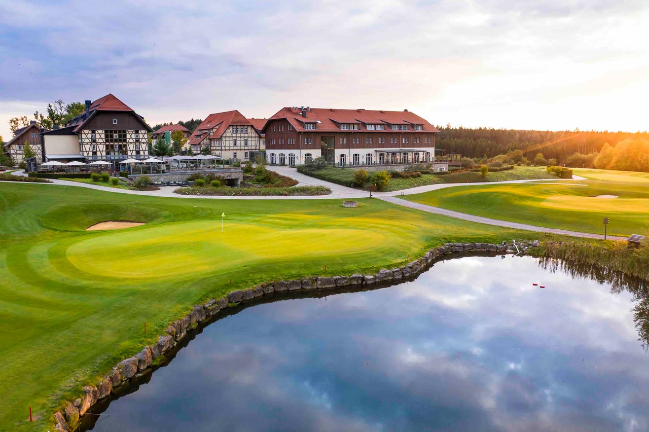 Das Spa & GolfResort Weimarer Land ist ein stilvolles Hideaway für Menschen, die Wellness- und Kulturgenuss inmitten von Natur und Ruhe suchen. (Foto: Weimarer Land) Das Spa & GolfResort Weimarer Land ist ein stilvolles Hideaway für Menschen, die Wellness- und Kulturgenuss inmitten von Natur und Ruhe suchen. (Foto: Weimarer Land)