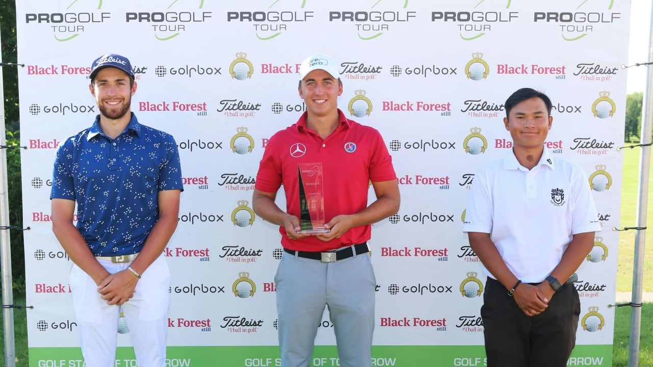 Der Sieger Marc Hammer umrahmt von Thomas Rosenmüller und Leon Breimer, die sich den zweiten Platz teilen. (Foto: Pro Golf Tour) Der Sieger Marc Hammer umrahmt von Thomas Rosenmüller und Leon Breimer, die sich den zweiten Platz teilen. (Foto: Pro Golf Tour)