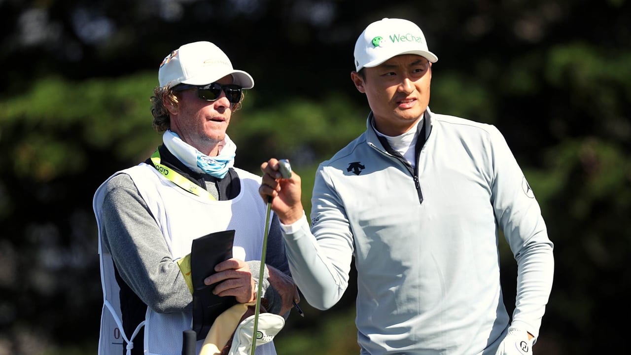 Gemeinsam mit seinem Caddie auf der Suche nach dem richtigen Schläge: Haotong Li. (Foto: Getty) Gemeinsam mit seinem Caddie auf der Suche nach dem richtigen Schläge: Haotong Li. (Foto: Getty)