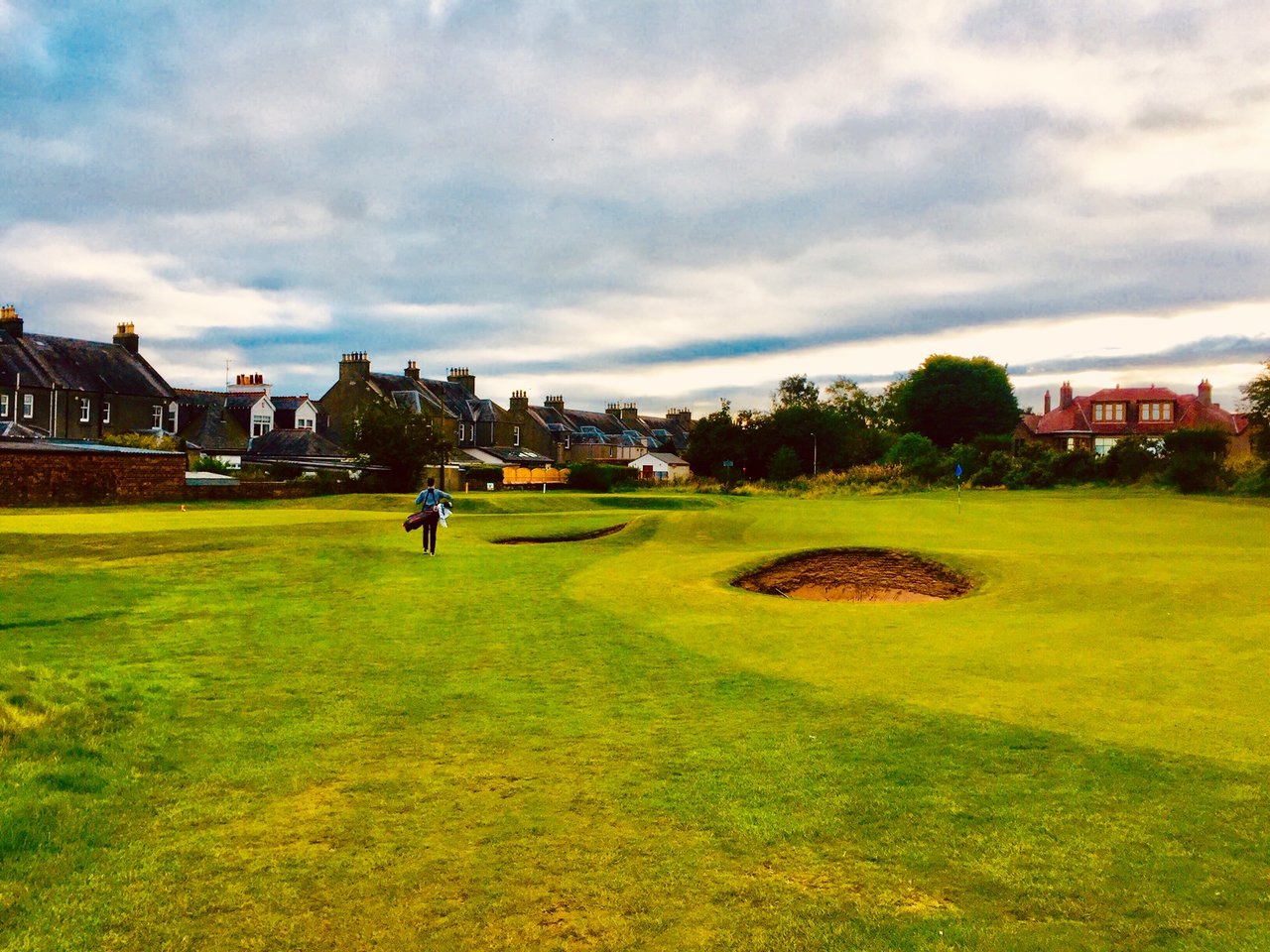 Wenn die Stadt den Platz umzingelt: Zu Hunderten verschmelzen in Schottland die "lokalen" Links mit den kleinen und großen Ortschaften entlang der Küste. Foto: Michael F. Basche Wenn die Stadt den Platz umzingelt: Zu Hunderten verschmelzen in Schottland die "lokalen" Links mit den kleinen und großen Ortschaften entlang der Küste. Foto: Michael F. Basche
