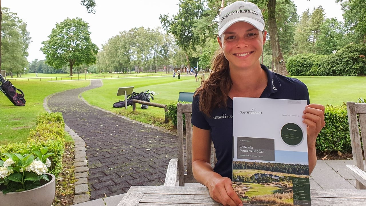 LPGA-Profi Esther Henseleit und der "Golfmarkt Deutschland 2020" Bericht. (Foto: Sommerfeld AG) LPGA-Profi Esther Henseleit und der "Golfmarkt Deutschland 2020" Bericht. (Foto: Sommerfeld AG)
