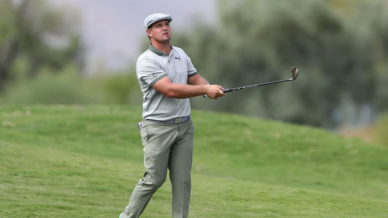 Gewohntes Bild bei DeChambeau: nach dem Mega-Drive nur noch ein Wedge zum Grün. (Foto: Getty) Gewohntes Bild bei DeChambeau: nach dem Mega-Drive nur noch ein Wedge zum Grün. (Foto: Getty)