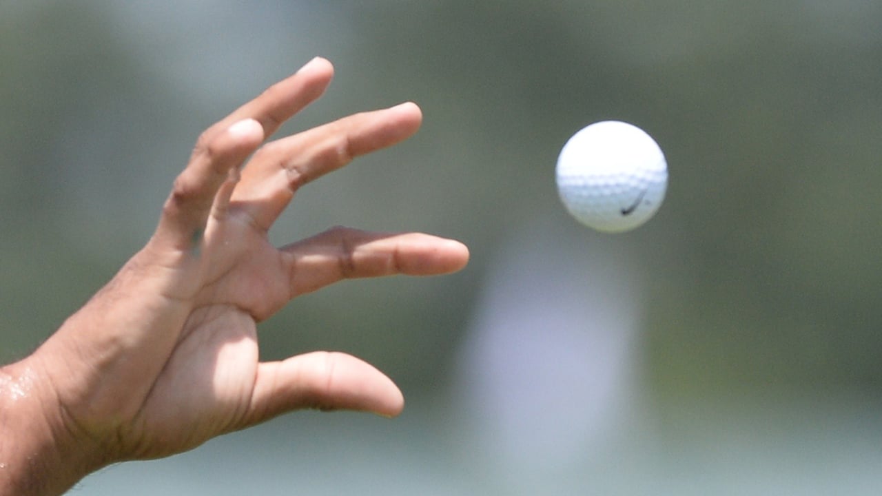 Geht es dem Golfball bald an den Kragen? Noch fliegt er, so weit er kann. (Foto: Getty) Geht es dem Golfball bald an den Kragen? Noch fliegt er, so weit er kann. (Foto: Getty)