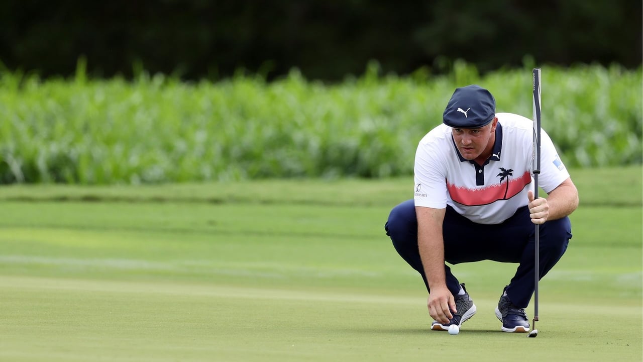 Bryson DeChambeau ließt ein Grün in der ersten Runde des Sentry Tournament of Champions (Foto: Getty)