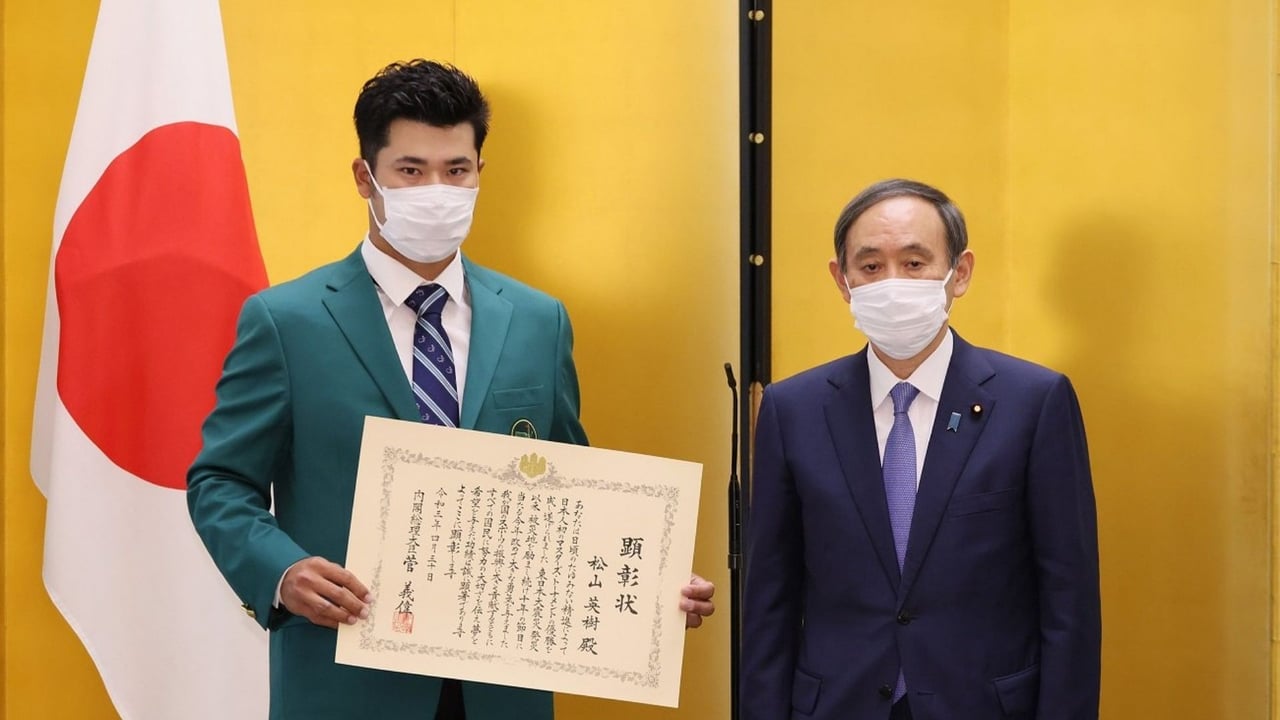 Hideki Matsuyama bekommt den "Prime Minister's Award" für seine historische Leistung beim US Masters verliehen. (Foto: Twitter/@TheMasters)