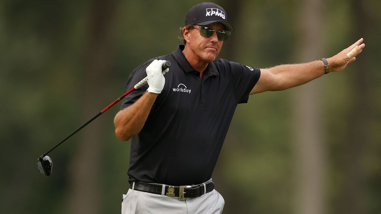"Bitte weitergehen, hier wird gedreht!" In seiner Heimat San Diego drehte Phil Mickelson einen Werbespot und kam einer Gruppe Golfern dabei in die Quere. (Foto: Getty)