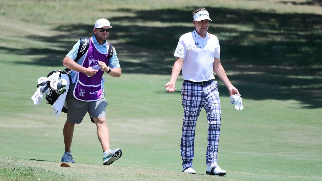Ian Poulter wird wegen langsamen Spiels beobachtet und reagiert in typischer "Poulter-Manier". (Foto: Getty) Ian Poulter wird wegen langsamen Spiels beobachtet und reagiert in typischer "Poulter-Manier". (Foto: Getty)